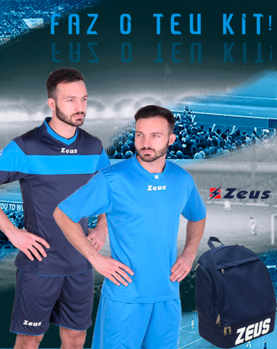 Dois homens com kits futebol Zeus e mochila Zeus em fundo estádio