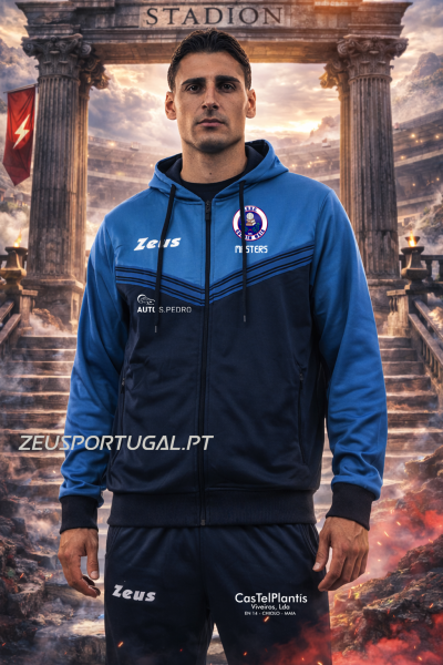 Homem com fato de treino azul e preto com vários logótipos em fundo de arquitetura clássica.