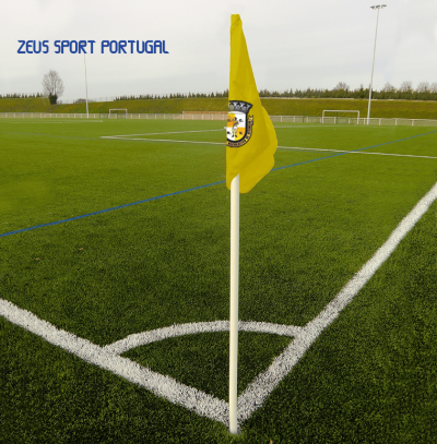 Bandeira amarela de canto num campo de futebol de relva artificial