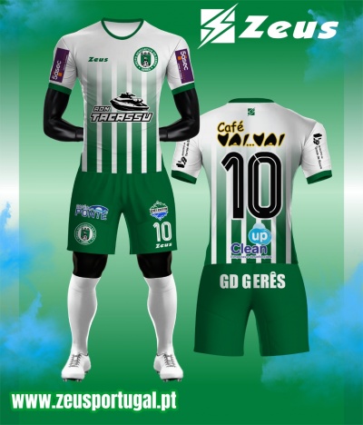 Uniforme de futebol verde e branco com logos Zeus, Ron Talasso, Café Vai Vai e número 10
