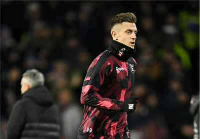 Camisa térmica desportiva camuflada preta e vermelha no campo de futebol