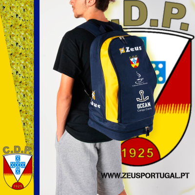 Mochila azul e amarela com logos brancos e modelo vestindo roupa casual