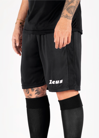 Calções desportivos pretos com logo Zeus e meias pretas