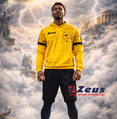 Homem com sweatshirt amarelo Zeus em cenário com nuvens e estátuas antigas