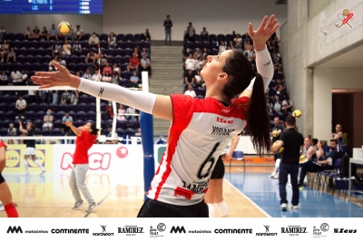 Jogadora de voleibol a preparar-se para jogar a bola num jogo em interior