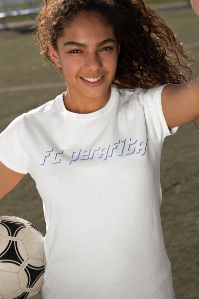 Rapariga com t-shirt branca e texto azul 'fc perfeita' segurando bola de futebol num campo