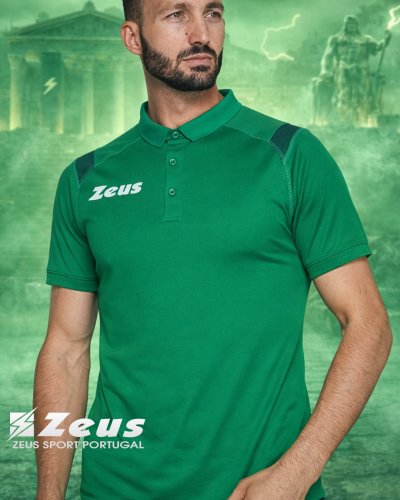 Polo desportivo verde com logótipo Zeus branco usado por homem com barba e fundo verde mitológico