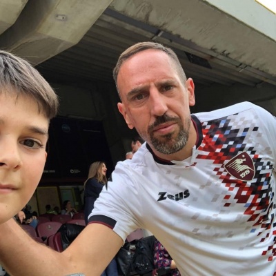 Camisola branca de futebol da Salernitana com padrão pixelizado e brasão do clube