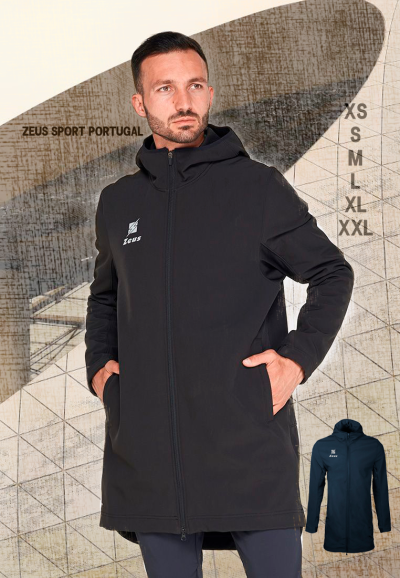 Casaco desportivo preto com capuz e bolso lateral, logótipo branco Zeus no peito.