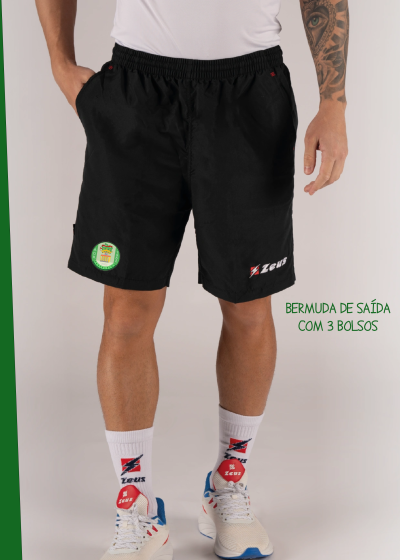 Calções pretos masculinos com logos ZEUS e emblema redondo usados com meias brancas e ténis brancos