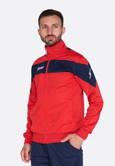 Casaco desportivo vermelho com faixa azul escura e logótipos Zeus e raio em fundo branco