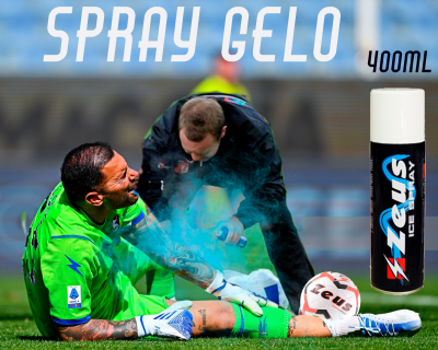 Jogador de futebol recebe spray gelo Zeus ICE SPRAY 400ML no campo com bola ao lado