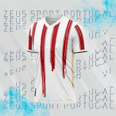 Camisola desporto branca com riscas vermelhas verticais e gola em V