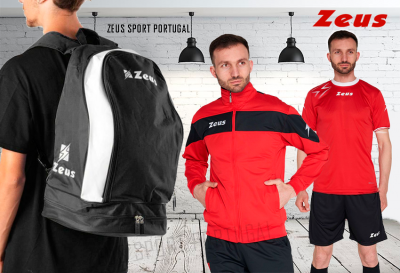 Homens vestidos com roupa e mochila desportiva da marca Zeus num interior com parede branca