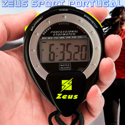 Cronómetro digital preto com visor indicado horas e texto Zeus Sport Portugal