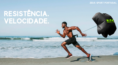 Homem a correr na praia com dispositivo de resistência Zeus Sport Portugal
