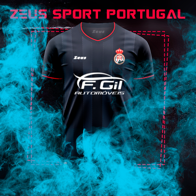 Camisola desportiva preta com detalhes vermelhos e logos sobre fundo com fumo azul