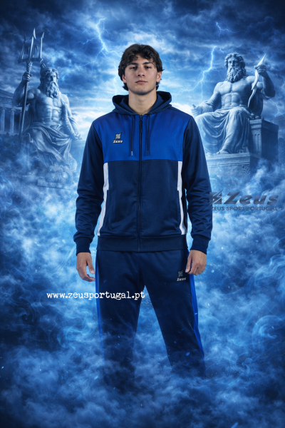 Modelo vestindo conjunto desportivo azul da Zeus com fundo azul e estátuas de deuses