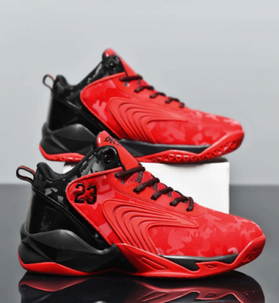 Par de sapatilhas desportivas vermelhas e pretas com número 23