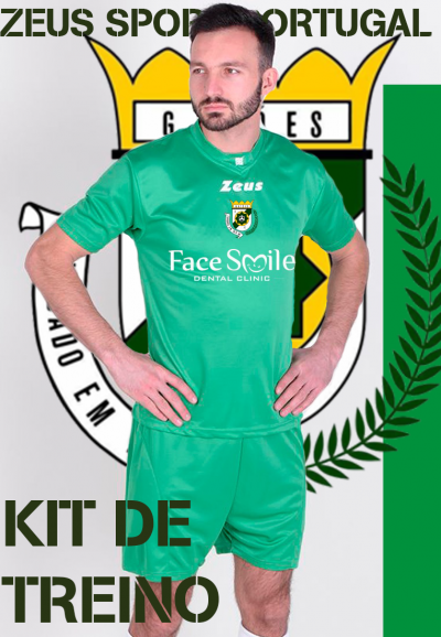 Homem com kit de treino verde com logotipos em fundo com escudo