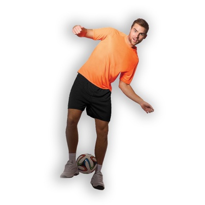 Homem com t-shirt laranja e calções pretos a jogar futebol