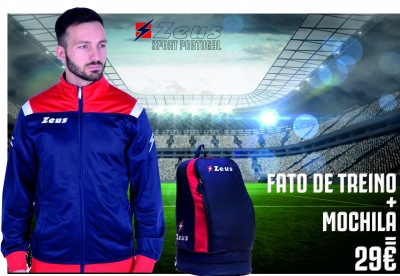 Fato de treino azul escuro com mochila preta e vermelha no estádio de futebol