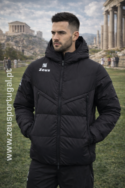 Homem a usar casaco acolchoado preto Zeus com capuz em cenário de ruínas antigas