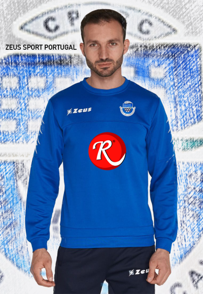 Homem a vestir sweatshirt azul com logótipos Zeus e emblema circular com R vermelho