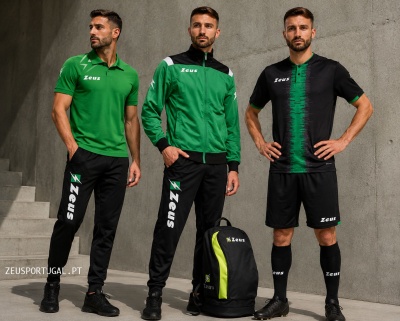 Homens com roupas desportivas verdes, pretas e mochila Zeus em fundo cinzento.