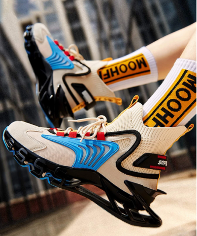 Sapatilhas desportivas brancas com detalhes azuis e amarelos com meias brancas e amarelas com letras pretas MOOHF