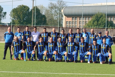 Equipe de futebol em campo com uniforme azul e preto