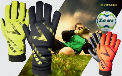 Luvas desportivas Zeus em amarelo, preto e vermelho, com guarda-redes e bola ao fundo
