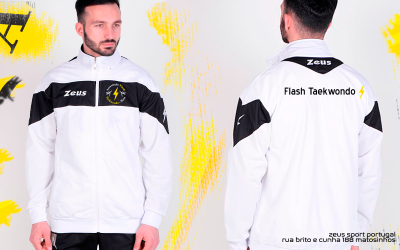 Casaco desportivo branco com faixas pretas e logótipos Zeus e Flash Taekwondo