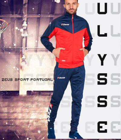 Homem com conjunto desportivo vermelho e azul escuro com logotipo Zeus num ambiente desportivo urbano