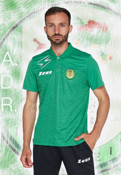 Homem com polo verde desportivo e calças pretas, com logotipos Zeus e emblema no peito