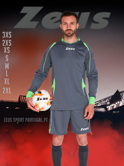 Homem com equipamento desportivo Zeus cinzento e verde segurando bola de futebol Zeus