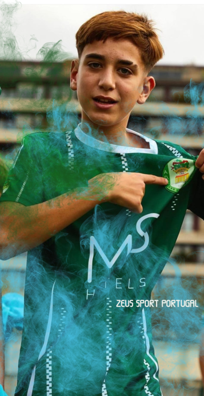 Rapaz com camisola verde de futebol com logótipo e escudo ao ar livre