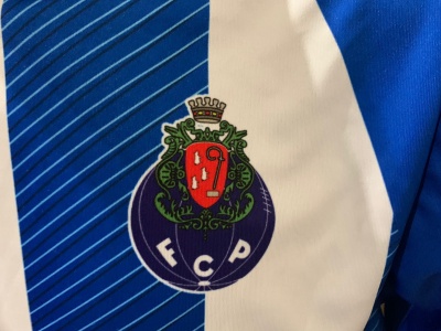 Camisola de futebol azul e branca com emblema do FC Porto
