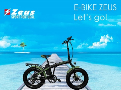 Bicicleta elétrica dobrável preta e verde numa passadeira de madeira sobre o mar com céu azul