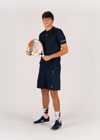 Homem com roupa desportiva azul e raquete colorida