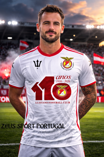 Camisola de futebol branca com detalhes vermelhos e logótipo de clube exibida em estádio