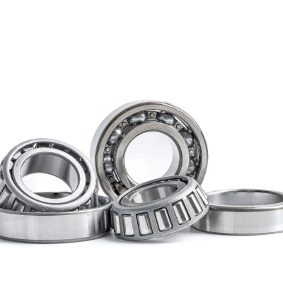 Quatro rolamentos metálicos circulares sobre fundo branco