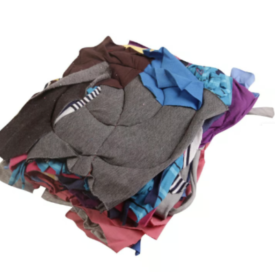 Pilha de roupa dobrada em várias cores e padrões