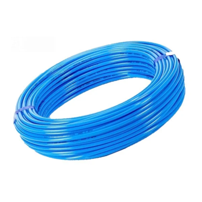 Enrolamento de tubo flexível azul em fundo branco