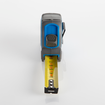 Trena retrátil cinza e azul com fita métrica amarela estendida