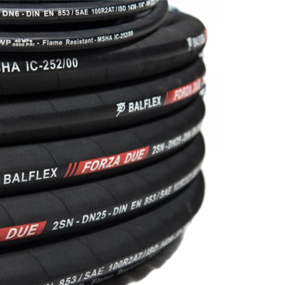 Rolo de mangueira preta com inscrições técnicas e de marca em branco e vermelho