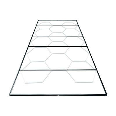 Estrutura metálica preta com padrão hexagonal em fundo branco