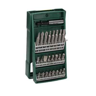 Conjunto de bits de aparafusar em suporte verde com várias peças metálicas