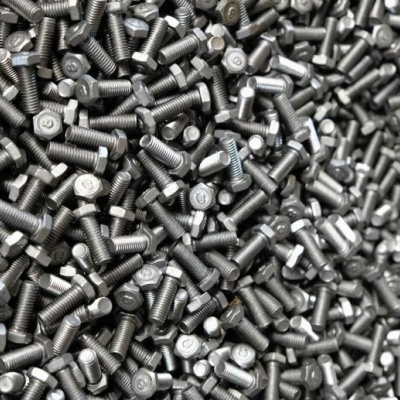 Parafusos metálicos prateados com cabeça sextavada empilhados