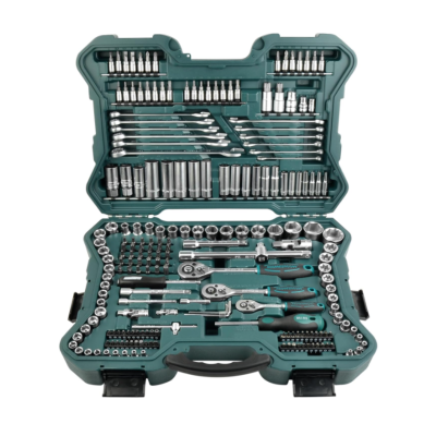 Conjunto de ferramentas em estojo verde escuro com várias chaves de soquete e acessórios